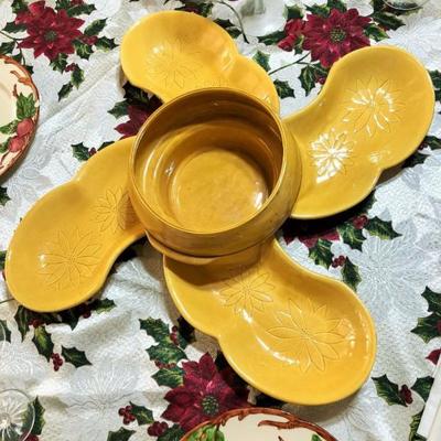 MID CENTURY MODERN CALIFORNIA POTTERY - DAISY LAZY SUSAN SERVING SET-Its assembled incorrectly in this photo...the trays go in a circle...
