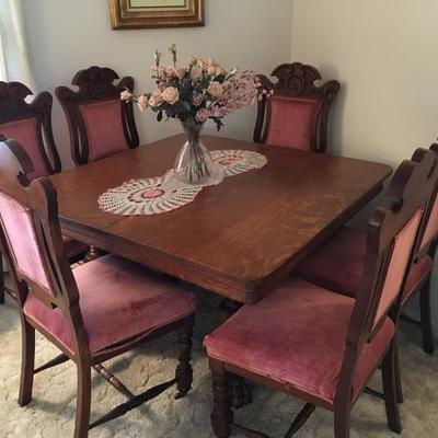 Beautiful Dining Table ( 2 leaves) from Australia