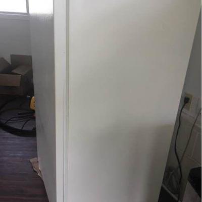 KHT019 Upright Freezer and Plastic Table 
