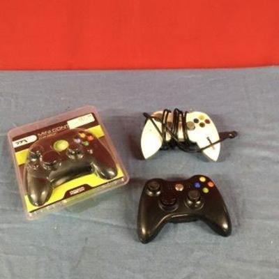 Cordless and Corded Xbox Controllers (3)