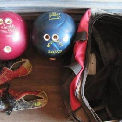  4 Bowling balls, 1 double bowling bag , 2 single b ...