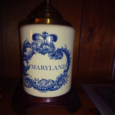 Maryland vase with brass lid 