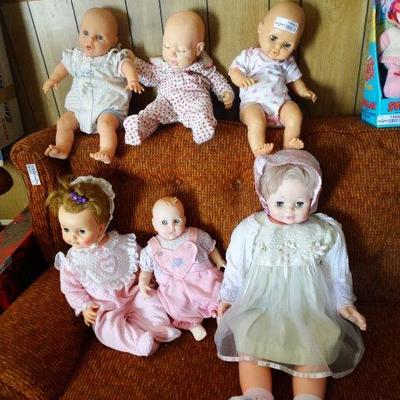 Lot of 6 baby dolls.