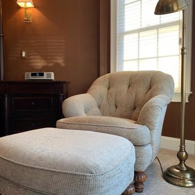 Tufted Back Armchair with Ottoman