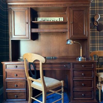 Wynwood Desk with Hutch