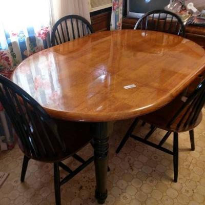 Kitchen Table w leaf and 4 chairs