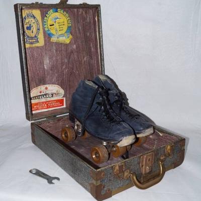 Vintage Mens Roller Skates w travel case and skat ...
