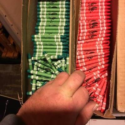 Big Lot of Green and Red Crayons - Hundreds (cup f ...