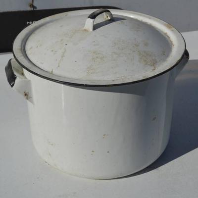 Enameled pot with lid