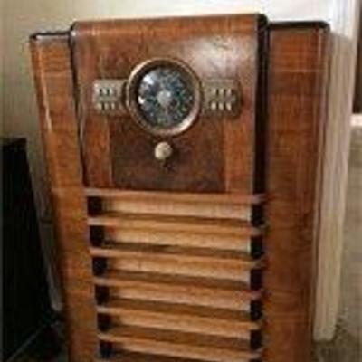 Vintage Zenith Long Distance Radio