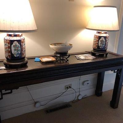 Console Table - Chinese - late 20th century - wood painted surface. Lamps are Japanese - late 20th century ceramic in Imari style