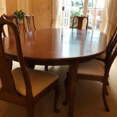 Dining room table and chairs with pads - in Queen Anne style walnut - 2 leaves. Good condition.