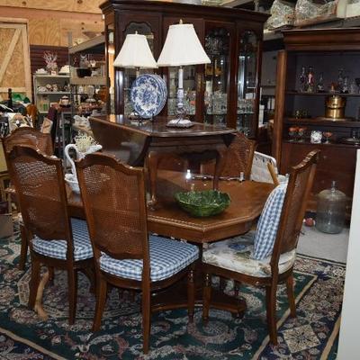 Dining Table w 6 Chairs, Side Table, Lamps, & Home Decor