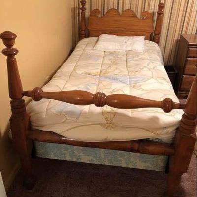 Antique & Vintage Twin Beds