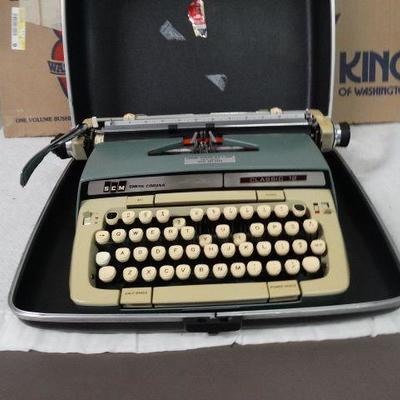 Smith-Corona Classic 12 Typewriter in Carrying Cas ...