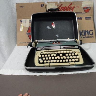 Smith-Corona Classic 12 Typewriter in Carrying Cas ....