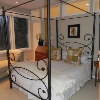 QUEEN SIZE IRON CANOPY BED !