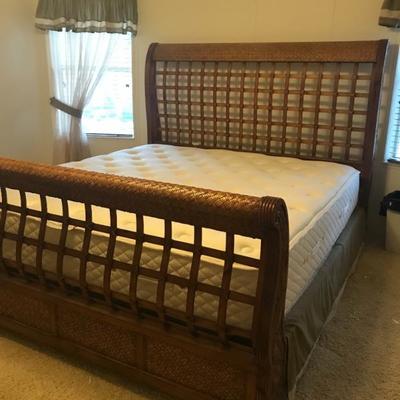 King size beauty with clean mattress 