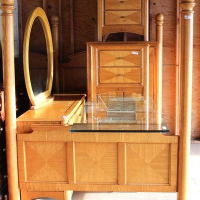  Contemporary 5 Piece Oak Bedroom Set with Queen Size Bed â€“ auction estimate $200-$400 