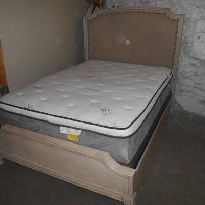 Bed with Queen Size Pillowtop Mattress