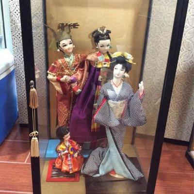 PAC001 Japanese Geisha Dolls in Display Case