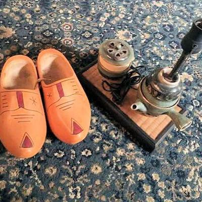 PAC049 Lamp & Decorative Wooden Shoes