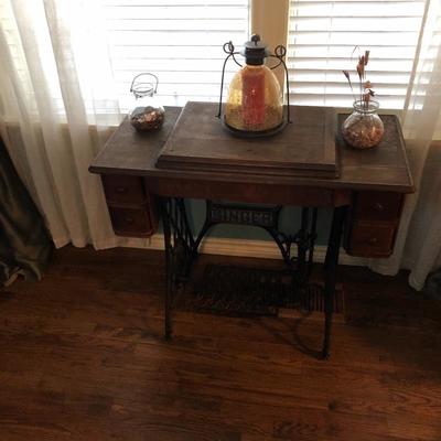 Antique Singer sewing machine with all â€œthe stuffâ€