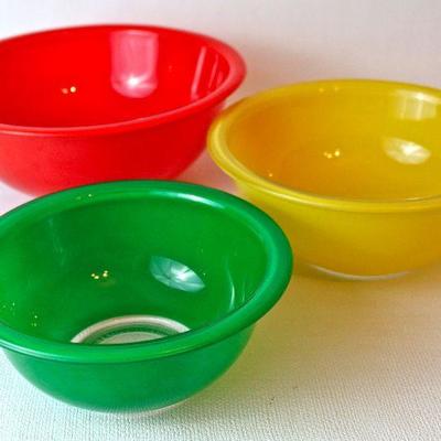 vintage colorful Pyrex glass mixing bowl set