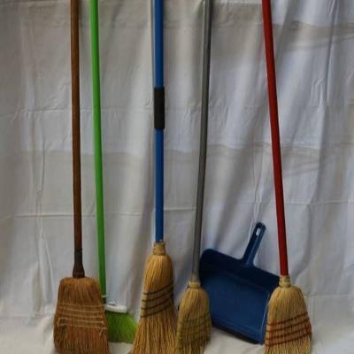 Lot of 5 Brooms