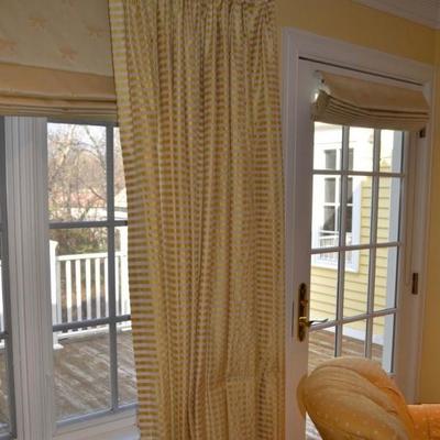 4 Pairs of yellow and white striped panels