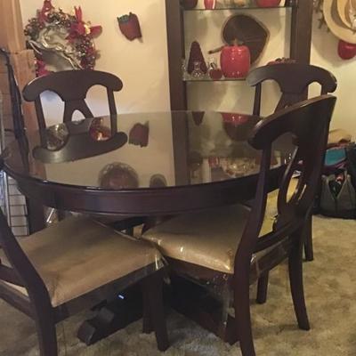 Dining table comes with 6 chairs 