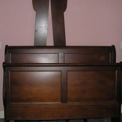 Queen Size Mahogany Sleigh Bed