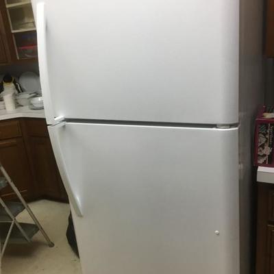 Refrigerator with Ice Maker