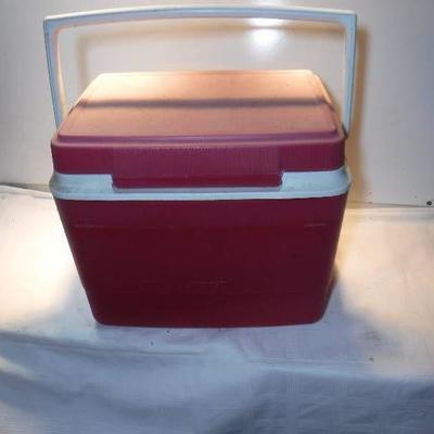 Rubbermaid cooler with lunch mate inside