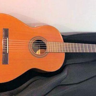 NRF070 Acoustic Guitar With Case