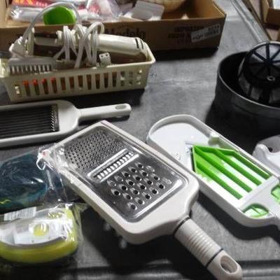 Assorted kitchen utensils..