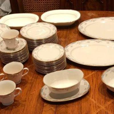 Lenox Somerset 53 Piece China Set
12 Dinner Plates
12 Salad Plates
12 Bread Plates
12 Cups & Saucers
1 Gravy Boat
1 Large Oval Platter
1...