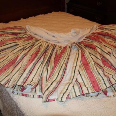 #122  Custom made bedskirt by Peggy Birdsong
lined
PRICE:  $30