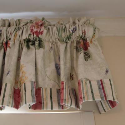 #106  Custom made valance by Peggy Birdsong lined 15