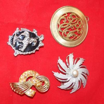 3 Vintage Pins  Brooches & a Pendant