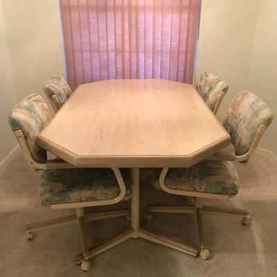 Kitchen set in Excellent shape with 4 chairs 