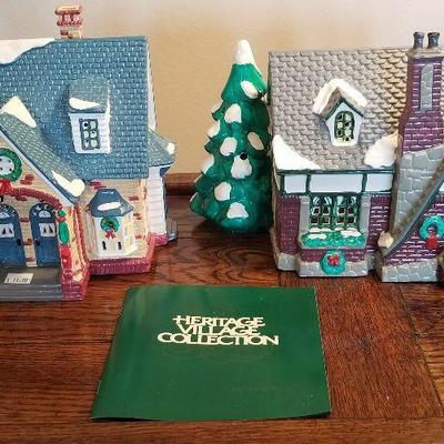 Deptartment 56. Dept 56. Comes with original box.
The original snow village doble bungalow $13
The original snow village Oak Grove Tudor $15