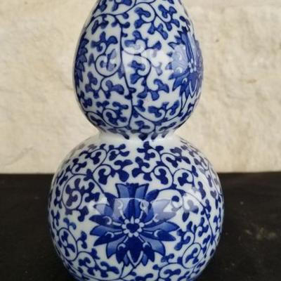 Fine antique (c19th) Chinese blue and white double gourd vase.
