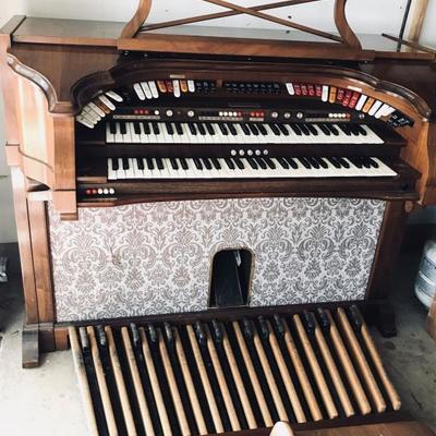 Antique Baldwin organ. $125