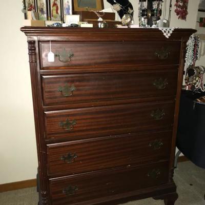 Vintage 5-drawer dresser.