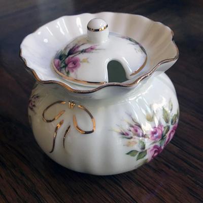 Porcelain sugar bowl. Made in England.