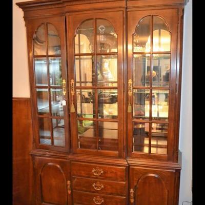 Drexel Heritage china hutch