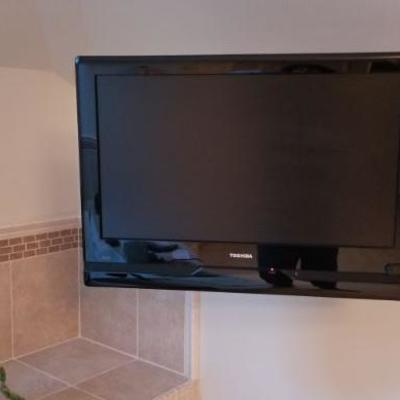 32 inch Toshiba with wall mounting bracket extension - great buy