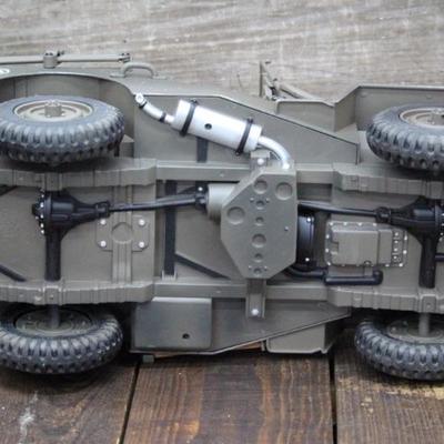 Jeep and soldiers