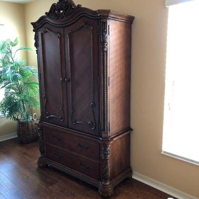 Ornate Cherry Stain Master Bedroom Set 